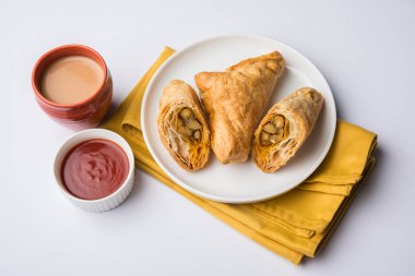 doldurulmuş sebze veya sebze puf ya da puf veya samosa, ünlü Hint snack menü, sıcak çay, seçici odak servis