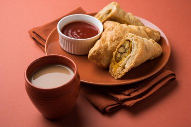 doldurulmuş sebze veya sebze puf ya da puf veya samosa, ünlü Hint snack menü, sıcak çay, seçici odak servis