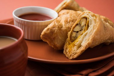 doldurulmuş sebze veya sebze puf ya da puf veya samosa, ünlü Hint snack menü, sıcak çay, seçici odak servis