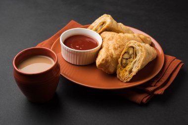 doldurulmuş sebze veya sebze puf ya da puf veya samosa, ünlü Hint snack menü, sıcak çay, seçici odak servis