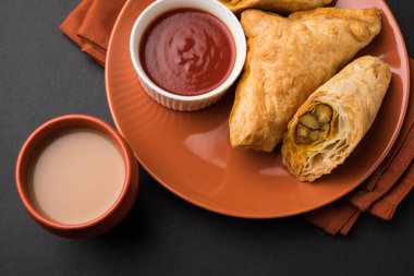 doldurulmuş sebze veya sebze puf ya da puf veya samosa, ünlü Hint snack menü, sıcak çay, seçici odak servis