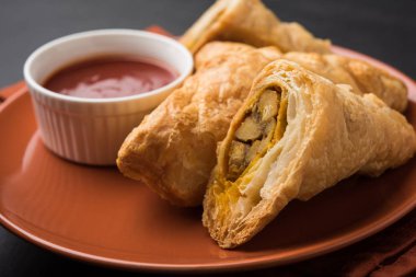 doldurulmuş sebze veya sebze puf ya da puf veya samosa, ünlü Hint snack menü, sıcak çay, seçici odak servis