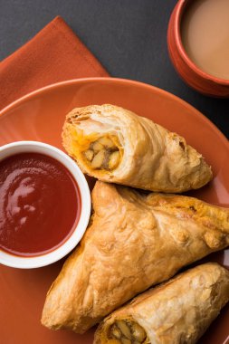 doldurulmuş sebze veya sebze puf ya da puf veya samosa, ünlü Hint snack menü, sıcak çay, seçici odak servis