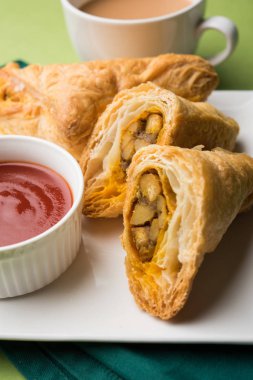 doldurulmuş sebze veya sebze puf ya da puf veya samosa, ünlü Hint snack menü, sıcak çay, seçici odak servis