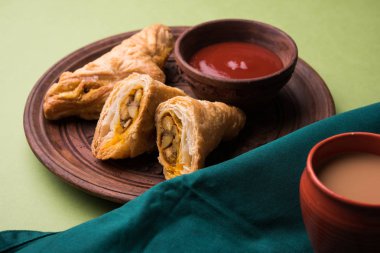 doldurulmuş sebze veya sebze puf ya da puf veya samosa, ünlü Hint snack menü, sıcak çay, seçici odak servis