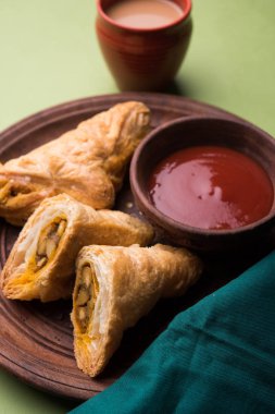 doldurulmuş sebze veya sebze puf ya da puf veya samosa, ünlü Hint snack menü, sıcak çay, seçici odak servis