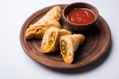 doldurulmuş sebze veya sebze puf ya da puf veya samosa, ünlü Hint snack menü, sıcak çay, seçici odak servis