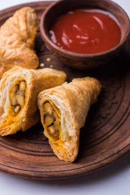doldurulmuş sebze veya sebze puf ya da puf veya samosa, ünlü Hint snack menü, sıcak çay, seçici odak servis