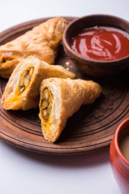doldurulmuş sebze veya sebze puf ya da puf veya samosa, ünlü Hint snack menü, sıcak çay, seçici odak servis