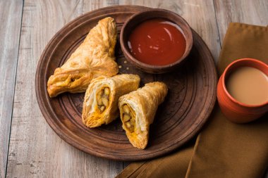 doldurulmuş sebze veya sebze puf ya da puf veya samosa, ünlü Hint snack menü, sıcak çay, seçici odak servis