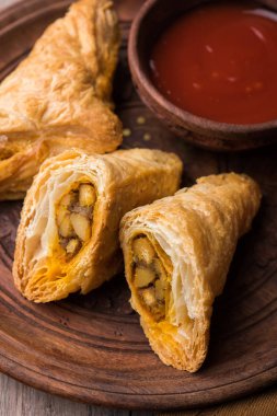 doldurulmuş sebze veya sebze puf ya da puf veya samosa, ünlü Hint snack menü, sıcak çay, seçici odak servis