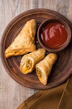 doldurulmuş sebze veya sebze puf ya da puf veya samosa, ünlü Hint snack menü, sıcak çay, seçici odak servis