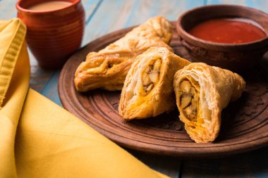 doldurulmuş sebze veya sebze puf ya da puf veya samosa, ünlü Hint snack menü, sıcak çay, seçici odak servis
