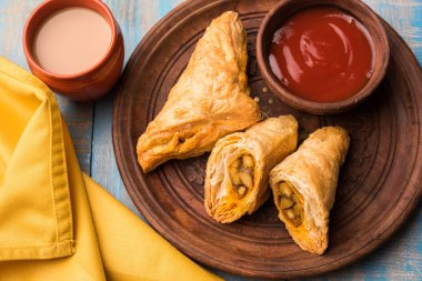 doldurulmuş sebze veya sebze puf ya da puf veya samosa, ünlü Hint snack menü, sıcak çay, seçici odak servis