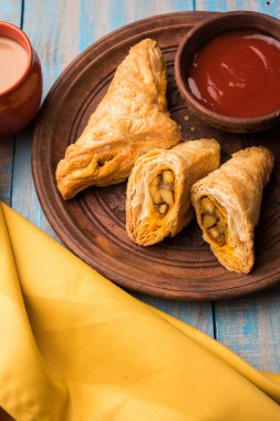 doldurulmuş sebze veya sebze puf ya da puf veya samosa, ünlü Hint snack menü, sıcak çay, seçici odak servis