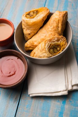 doldurulmuş sebze veya sebze puf ya da puf veya samosa, ünlü Hint snack menü, sıcak çay, seçici odak servis