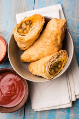 doldurulmuş sebze veya sebze puf ya da puf veya samosa, ünlü Hint snack menü, sıcak çay, seçici odak servis