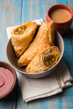 doldurulmuş sebze veya sebze puf ya da puf veya samosa, ünlü Hint snack menü, sıcak çay, seçici odak servis