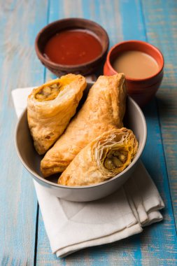 doldurulmuş sebze veya sebze puf ya da puf veya samosa, ünlü Hint snack menü, sıcak çay, seçici odak servis