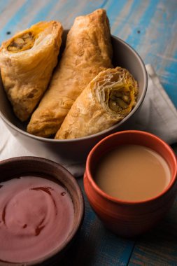 doldurulmuş sebze veya sebze puf ya da puf veya samosa, ünlü Hint snack menü, sıcak çay, seçici odak servis