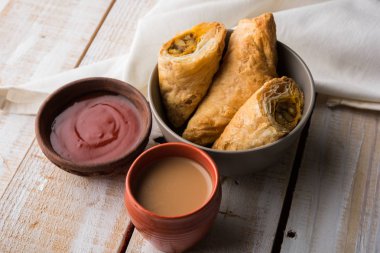 doldurulmuş sebze veya sebze puf ya da puf veya samosa, ünlü Hint snack menü, sıcak çay, seçici odak servis