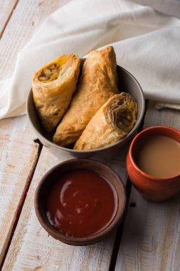 doldurulmuş sebze veya sebze puf ya da puf veya samosa, ünlü Hint snack menü, sıcak çay, seçici odak servis