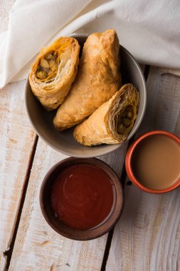 doldurulmuş sebze veya sebze puf ya da puf veya samosa, ünlü Hint snack menü, sıcak çay, seçici odak servis