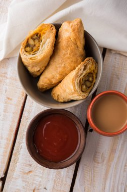 doldurulmuş sebze veya sebze puf ya da puf veya samosa, ünlü Hint snack menü, sıcak çay, seçici odak servis