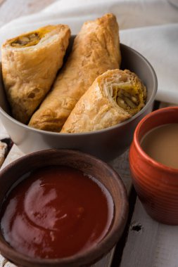 doldurulmuş sebze veya sebze puf ya da puf veya samosa, ünlü Hint snack menü, sıcak çay, seçici odak servis