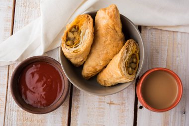doldurulmuş sebze veya sebze puf ya da puf veya samosa, ünlü Hint snack menü, sıcak çay, seçici odak servis