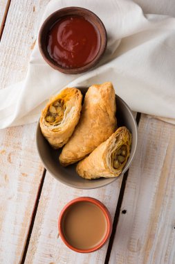 doldurulmuş sebze veya sebze puf ya da puf veya samosa, ünlü Hint snack menü, sıcak çay, seçici odak servis
