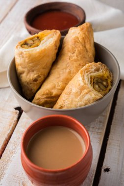 doldurulmuş sebze veya sebze puf ya da puf veya samosa, ünlü Hint snack menü, sıcak çay, seçici odak servis