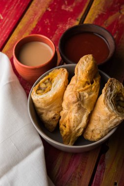 doldurulmuş sebze veya sebze puf ya da puf veya samosa, ünlü Hint snack menü, sıcak çay, seçici odak servis