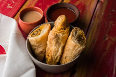 doldurulmuş sebze veya sebze puf ya da puf veya samosa, ünlü Hint snack menü, sıcak çay, seçici odak servis