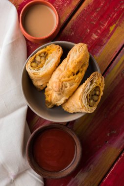 doldurulmuş sebze veya sebze puf ya da puf veya samosa, ünlü Hint snack menü, sıcak çay, seçici odak servis