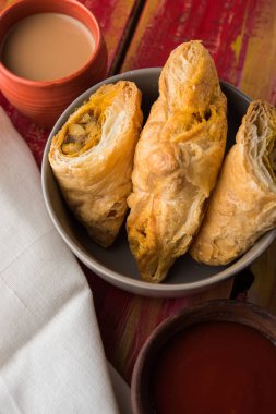 doldurulmuş sebze veya sebze puf ya da puf veya samosa, ünlü Hint snack menü, sıcak çay, seçici odak servis