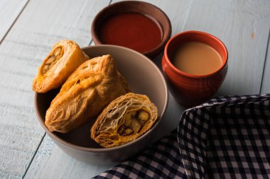 doldurulmuş sebze veya sebze puf ya da puf veya samosa, ünlü Hint snack menü, sıcak çay, seçici odak servis