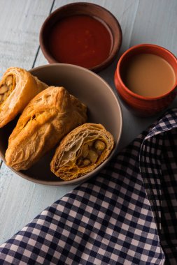 doldurulmuş sebze veya sebze puf ya da puf veya samosa, ünlü Hint snack menü, sıcak çay, seçici odak servis