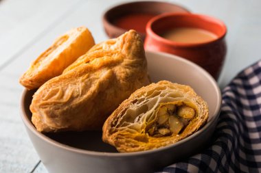 doldurulmuş sebze veya sebze puf ya da puf veya samosa, ünlü Hint snack menü, sıcak çay, seçici odak servis