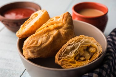 doldurulmuş sebze veya sebze puf ya da puf veya samosa, ünlü Hint snack menü, sıcak çay, seçici odak servis