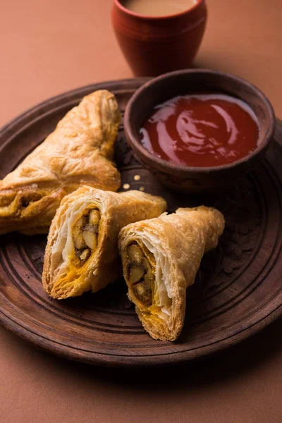 박제 야채 또는 veg 퍼프 또는 puf samosa, 유명한 인도 간식 메뉴, 뜨거운 차, 선택적 초점 제공 — 스톡 사진
