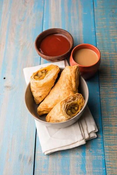 doldurulmuş sebze veya sebze puf ya da puf veya samosa, ünlü Hint snack menü, sıcak çay, seçici odak servis