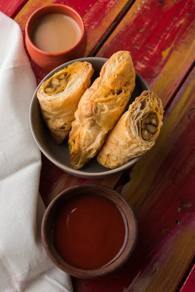 doldurulmuş sebze veya sebze puf ya da puf veya samosa, ünlü Hint snack menü, sıcak çay, seçici odak servis