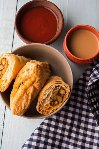 doldurulmuş sebze veya sebze puf ya da puf veya samosa, ünlü Hint snack menü, sıcak çay, seçici odak servis