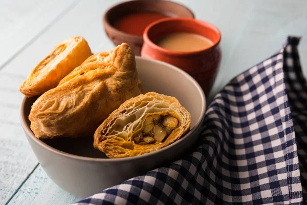 doldurulmuş sebze veya sebze puf ya da puf veya samosa, ünlü Hint snack menü, sıcak çay, seçici odak servis