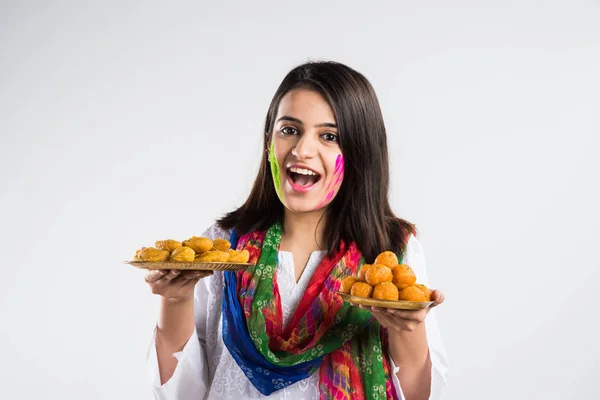 Indiana Bonita Menina Segurando Prato Cheio Doce Bundi Laddu Gujiya — Fotografia de Stock