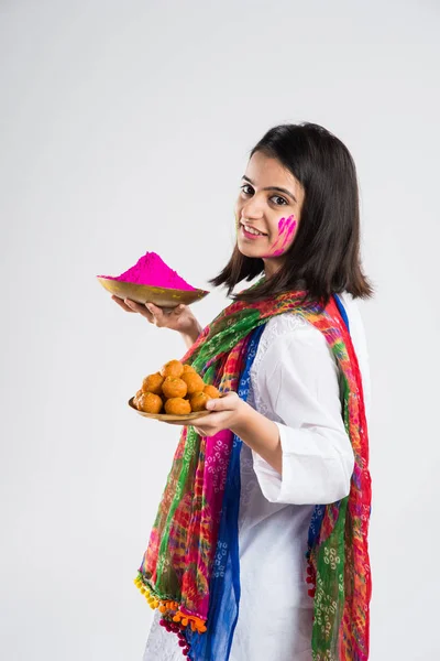 Indiana Bonita Menina Segurando Prato Cheio Doce Bundi Laddu Gujiya — Fotografia de Stock