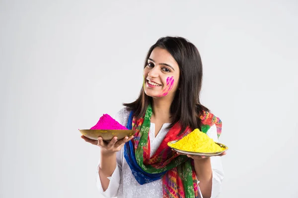 Chica India Bastante Joven Sosteniendo Colores Polvo Plato Festival Colores —  Fotos de Stock