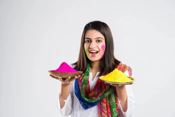 Chica India Bastante Joven Sosteniendo Colores Polvo Plato Festival Colores —  Fotos de Stock