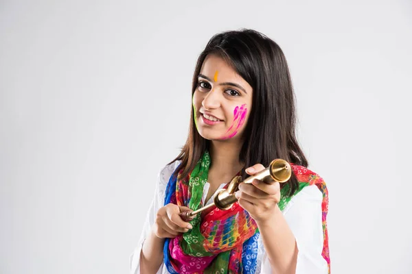 Indyjskie Piękne Młoda Kobieta Gospodarstwa Pichkari Gotowy Sprayu Kolory Festiwalu — Zdjęcie stockowe